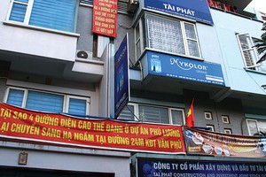 Cư dân Văn Phú treo băng rôn phản đối việc hạ ngầm đường điện 100 kV. Ảnh: Nguyễn Thành