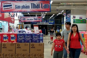 Các sản phẩm tiêu dùng nhập khẩu từ Thái Lan xuất hiện tràn ngập trong các siêu thị của Việt Nam