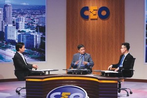 Ông Phạm Mạnh Tân (giữa), Giám đốc Công ty TNHH Đầu tư Thương mại Ulytan là người chơi ở vị trí CEO