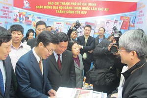 Ông Võ Văn Thưởng, Ủy viên Bộ Chính trị, Trưởng Ban Tuyên giáo Trung ương (ngoài cùng bên trái) thăm quan gian trưng bày báo chí của Báo Đầu tư 
