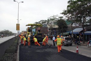 Thu phí bảo trì đường bộ mấy năm rồi, vì sao vẫn không có tiền sửa chữa đường?