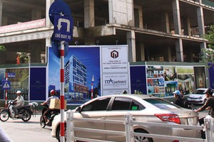 Dự án khách sạn 4 sao Mercure vẫn chưa thể hoàn thành sau thời gian dài khiến nhiều người hoài nghi về năng lực tài chính của chủ đầu tư. Ảnh: Nguyễn Thành