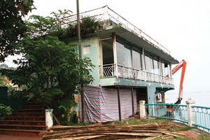 Nhà Thủy phi cơ hiện đang bị bỏ hoang, ngược hẳn với thông tin chủ mới của Hãng phim công bố. Ảnh: Nguyễn Thành