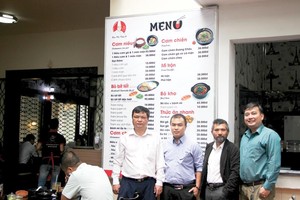 Từ trái sang: Thầy Y, Phạm Thanh Hải và 2 đồng sáng lập còn lại.