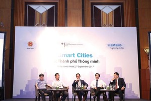 Ông Phạm Thái Lai, Chủ tịch kiêm Tổng giám đốc Siemens Việt Nam (ngồi giữa), trao đổi về việc xây dựng thành phố thông minh ở Việt Nam.