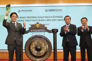 Ông Nguyễn Đức Hưởng, Chủ tịch Hội đồng quản trị LienVietPostBank đánh cồng khai trương giao dịch cổ phiếu LPB