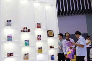 Các hãng sơn nội ngày càng chú trọng đến chất lượng, màu sắc và marketing để giành thị phần. Ảnh: Việt Dũng