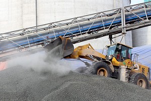 Bộ Xây dựng đề nghị UBND tỉnh Hòa Bình rà soát, đánh giá diện tích mỏ đất sét tại xã Đồng Tâm, huyện Lạc Thủy đề nghị bổ sung vào Quy hoạch thăm dò, khai thác và sử dụng khoáng sản làm xi măng ở Việt Nam cho nhà máy Xi măng Vissai Hà Nam