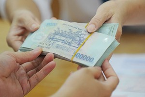 Hiện tại, chênh lệch giữa lãi suất huy động VND và USD vẫn nghiêng về việc nắm giữ VND.