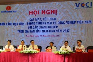 Chủ tịch UBND tỉnh Nam Định Phạm Đình Nghị cùng lãnh đạo tỉnh Nam Định gặp mặt, đối thoại với 500 doanh nghiệp trên địa bàn tỉnh năm 2017.