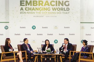 Ông Đặng Văn Thành, người sáng lập, Chủ tịch Tập đoàn Thành Thành Công (người cầm micro) đang trao đổi về những thách thức của thế giới thay đổi với các doanh nhân trẻ.