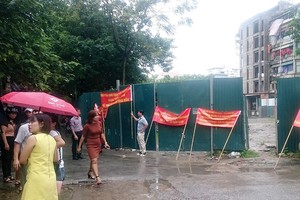 Khách hàng đến khu đất dự kiến xây dựng dự án phản ứng với chủ đầu tư và Công ty Quân Thư.