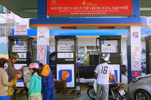 Thị trường bán lẻ xăng dầu đã được mở cửa cho các doanh nghiệp ngoại, để giữ chân người tiêu dùng doanh nghiệp nội không thể chỉ trông chờ vào... khẩu hiệu, biểu ngữ