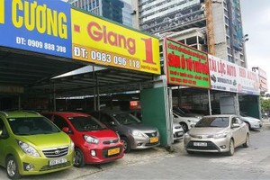 Nhiều cơ sở mua bán xe ô tô đã qua sử dụng ở phố Nguyễn Chánh, Mỹ Đình, Hà Nội. Ảnh: Phú Vinh/BNEWS/TTXVN