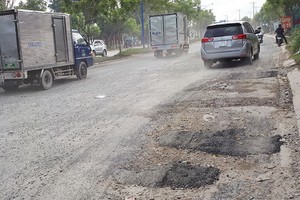 Đường Trần Văn Giàu mới đưa vào sử dụng từ cuối năm 2015 đã xuống cấp nghiêm trọng