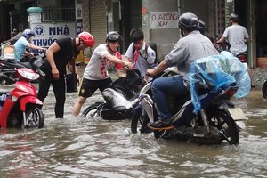 Đường Nguyễn Văn Quá (quận 12) ngập khiến nhiều xe chết máy khi đi qua đây