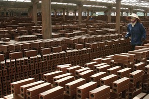 Trung Quốc giảm sản lượng: Ngành gạch, thép Việt “dễ thở”