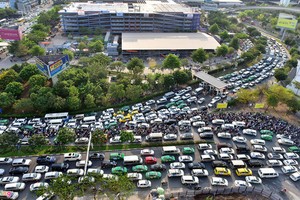 Giao thông tiếp cận sân bay Tân Sơn Nhất hiện đang duy trì đồng mức và lẫn với luồng phương tiện không vào sân bay