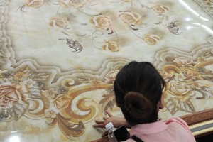 Cũng giống thị trường sơn, sự đa dang về mẫu mã, chủng loại và thương hiệu của gạch ốp lát cũng khiến người tiêu dùng đau đầu. Ảnh: Dũng Minh