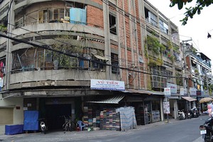 TP.HCM: “Xí phần” cải tạo chung cư cũ rồi để đấy