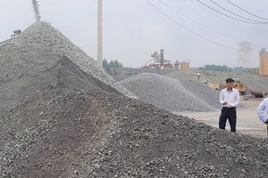 Giá bán đá xây dựng tại mỏ thấp nhưng dịch vụ vận chuyển quá cao. Ảnh: Gia Huy