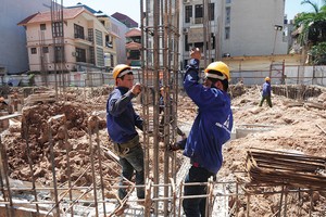 Mua nhà ở hình thành trong tương lai, người mua cần phải tìm hiểu kỹ để hạn chế rủi ro. Ảnh: Dũng Minh