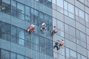 Các loại kính tiết kiệm năng lượng hiện được nhiều công trình sử dụng thay cho kính thông thường. Ảnh: Dũng Minh