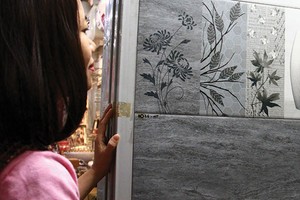 Gạch ốp lát có nhiều mức giá, mẫu mã cho khách hàng lựa chọn.