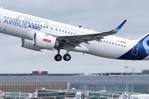 John Leahy ký hợp đồng khủng cho Airbus trước ngày về hưu
