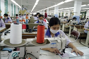 Khó khăn mà các doanh nghiệp dệt may Việt Nam đang phải đối mặt là giá xuất khẩu tiếp tục đà giảm