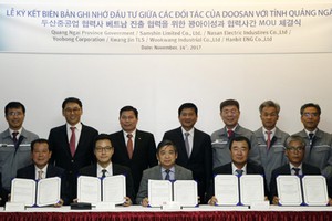 Ông Nguyễn Minh Tài (, hàng ngồi, giữa) Trưởng BQL KKT Dụng Quất và các KCN Quảng Ngãi cùng 6 nhà đầu tư được cấp giấy phép đầu tư vào KKT Dung Quất (Quảng Ngãi).