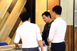 Xuất hiện của nhiều loại vật liệu nhân tạo, người tiêu dùng có thêm cơ hội lựa chọn các sản phẩm phù hợp. Ảnh: Nguyễn Thành