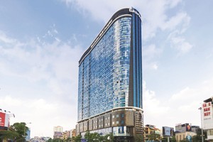 Kính cường lực thường được sử dụng trong các tòa nhà cao ốc, văn phòng, các công trình kiến trúc hiện đại. Ảnh: Nguyễn Thành