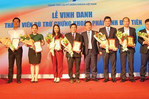 Ông Trần Văn Dũng, Chủ tịch UBCK trao kỷ niệm chương vinh danh 8 thành viên đầu tiên tham gia TTCK phái sinh