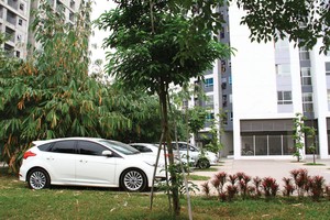Sân chơi của cư dân bị chiếm dụng thành bãi gửi xe