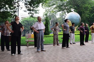 Tình trạng nghỉ hưu sớm trong bối cảnh dân số già hóa đang tạo gánh nặng lớn cho quỹ bảo hiểm xã hội