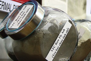 Tro bay là nguyên liệu chính sản xuất vật liệu xây dựng không nung. Ảnh: Nguyễn Thành