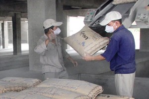 Tiêu thụ xi măng năm 2017 về đích nhờ đà tăng trưởng mạnh của xuất khẩu. Ảnh: Việt Dũng