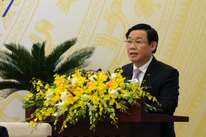 Phó Thủ tướng Vương Đình Huệ giới thiệu dự thảo Nghị quyết của Chính phủ về nhiệm vụ, giải pháp chủ yếu chỉ đạo, điều hành kế hoạch phát triển kinh tế - xã hội và dự toán ngân sách năm 2018 (Ảnh VGP/Quang Hiếu)