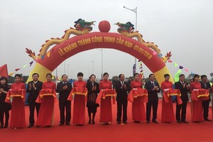 Lãnh đạo thành phố Hải Phòng cùng các đại biểu cắt băng khánh thành cầu.