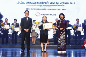 Hanwha Life Việt Nam nhận giải thưởng “Top 10 doanh nghiệp phát triển bền vững nhất Việt Nam 2017”