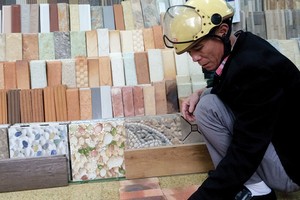 Nhiều người dân đang tìm mua gạch ốp để hoàn thiện nhà đón Tết