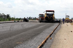 Dự án hạ tầng giao thông được xem là thị trường lớn tiêu thụ sản phẩm kết dính bitum khi nhà máy của Công ty TNHH Dầu khí Vũng Rô đi vào vận hành. Ảnh: Đức Thanh