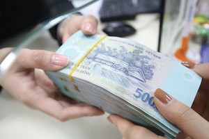 “Ẩn nấp” trong tín dụng tiêu dùng, vốn vào bất động sản vẫn bị siết