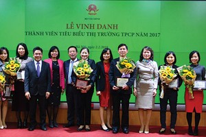 Lễ vinh danh 9 thành viên tiêu biểu thị trường TPCP năm 2017