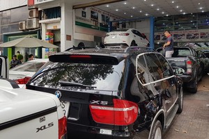 Xe hơi xếp hàng chờ "làm đẹp" tại một cửa hàng ở quận 5, TP HCM.