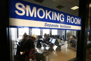 Tại các sân bay đều có khu vực riêng dành cho người hút thuốc. Ảnh: News.