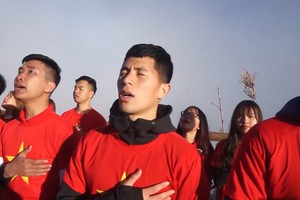 U23 Việt Nam rước đuốc cầu an trên đỉnh Fansipan