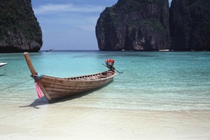 Thiên đường Koh Phi Phi buộc phải đóng cửa do bị ảnh hưởng nghiêm trọng của việc có quá nhiều du khách ghé thăm. Ảnh: NZ.