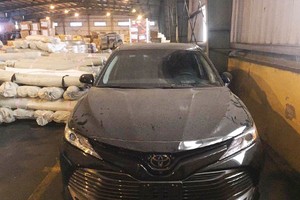 Toyota Camry XLE 2018 tại cảng Hải Phòng. 